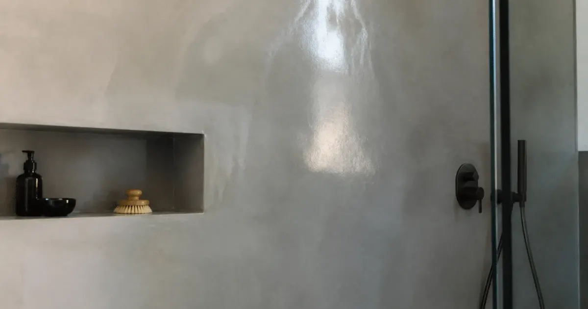 Mur de salle de bain recouvert de beton lisse et brillant