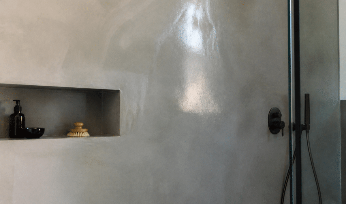 Mur de salle de bain recouvert de beton lisse et brillant