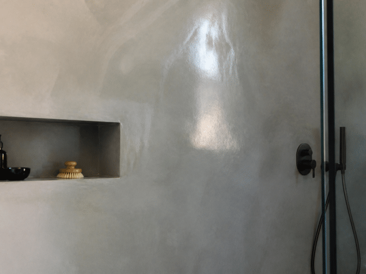Béton ciré pour mur de salle de bain : comment le poser et le rendre étanche
