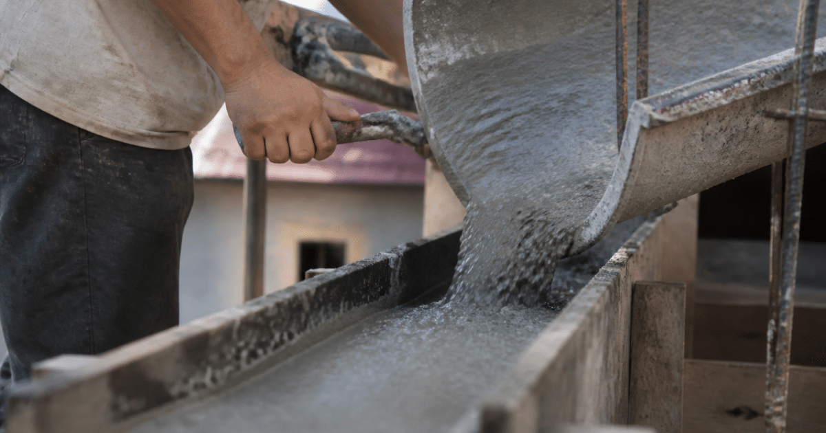 ouvrier coulant beton gris dans structure murale horizontale