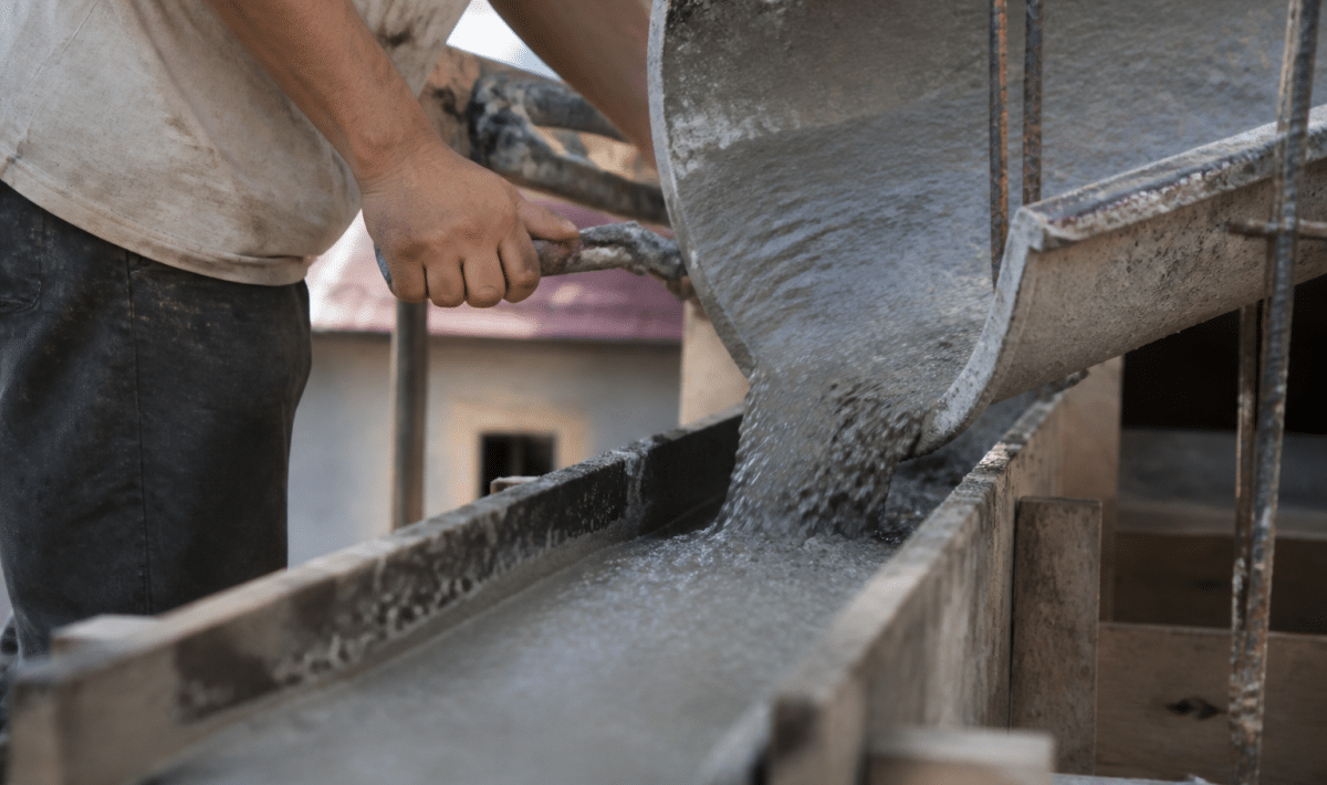 ouvrier coulant beton gris dans structure murale horizontale