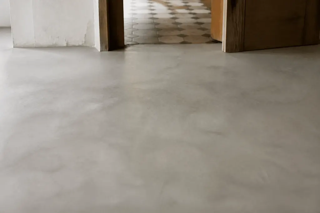Carrelage ancien recouvert de beton cire gris lisse