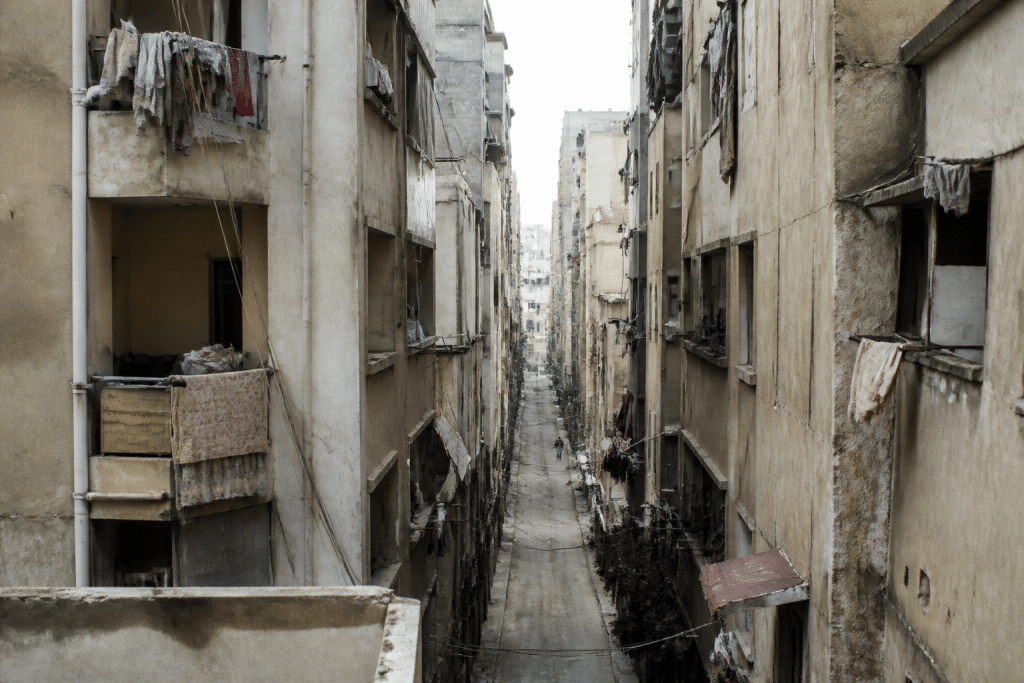 Immeubles résidentiels rapprochés avec rues étroites densément construites