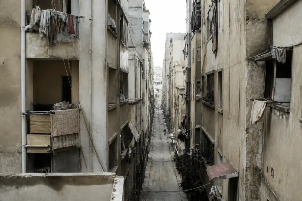 Immeubles résidentiels rapprochés avec rues étroites densément construites