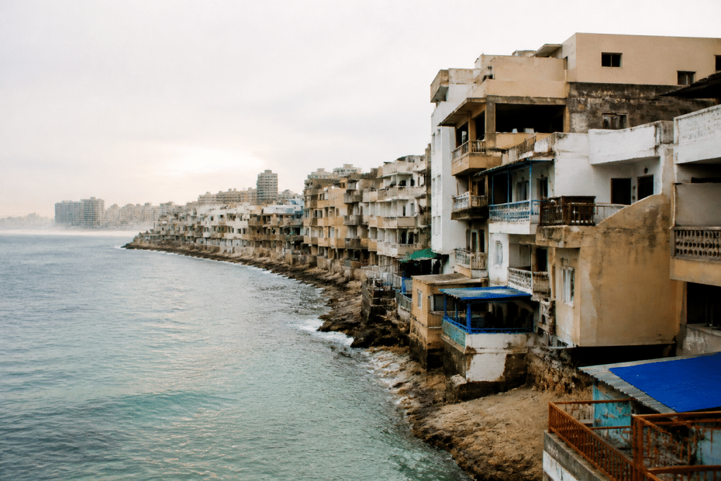 Carte commune côtière avec immeubles densément construits bord mer