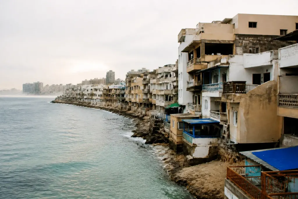 Carte commune côtière avec immeubles densément construits bord mer