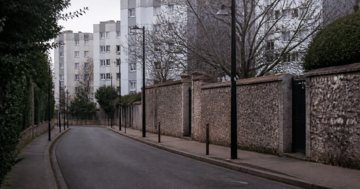 Rues desertes de Drancy avec immeubles gris en arriere-plan