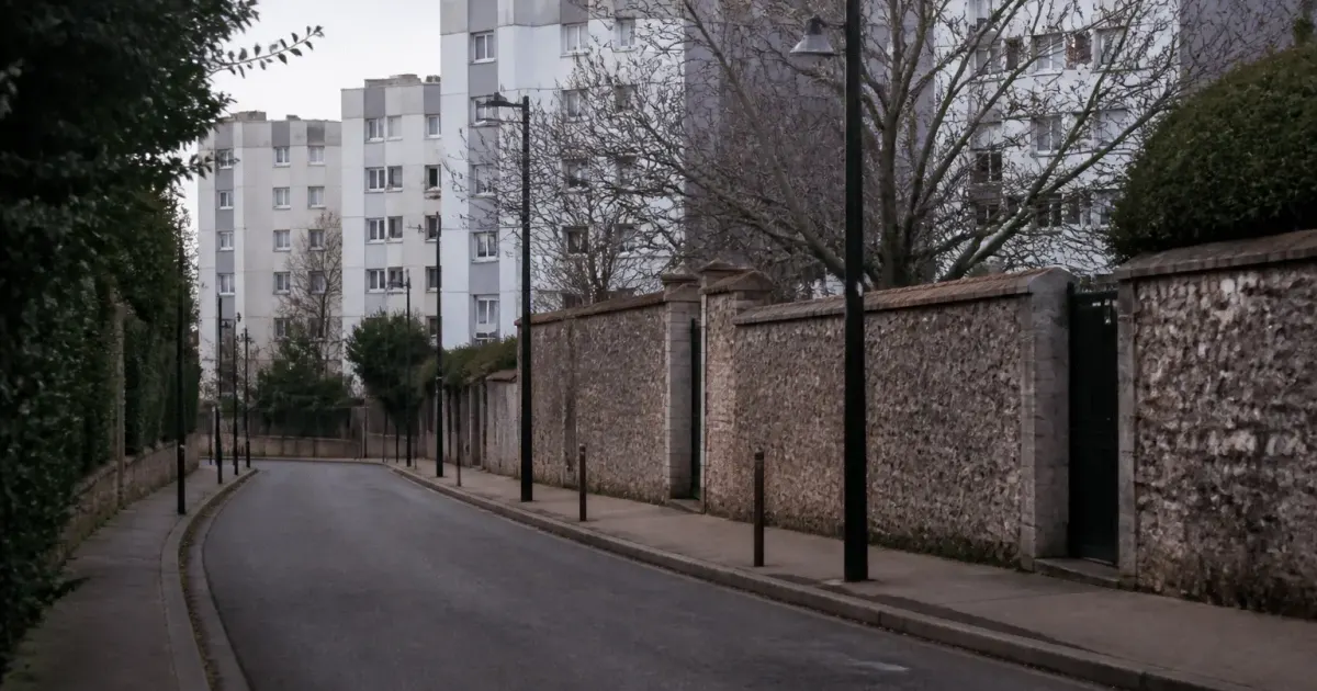 Rues desertes de Drancy avec immeubles gris en arriere-plan