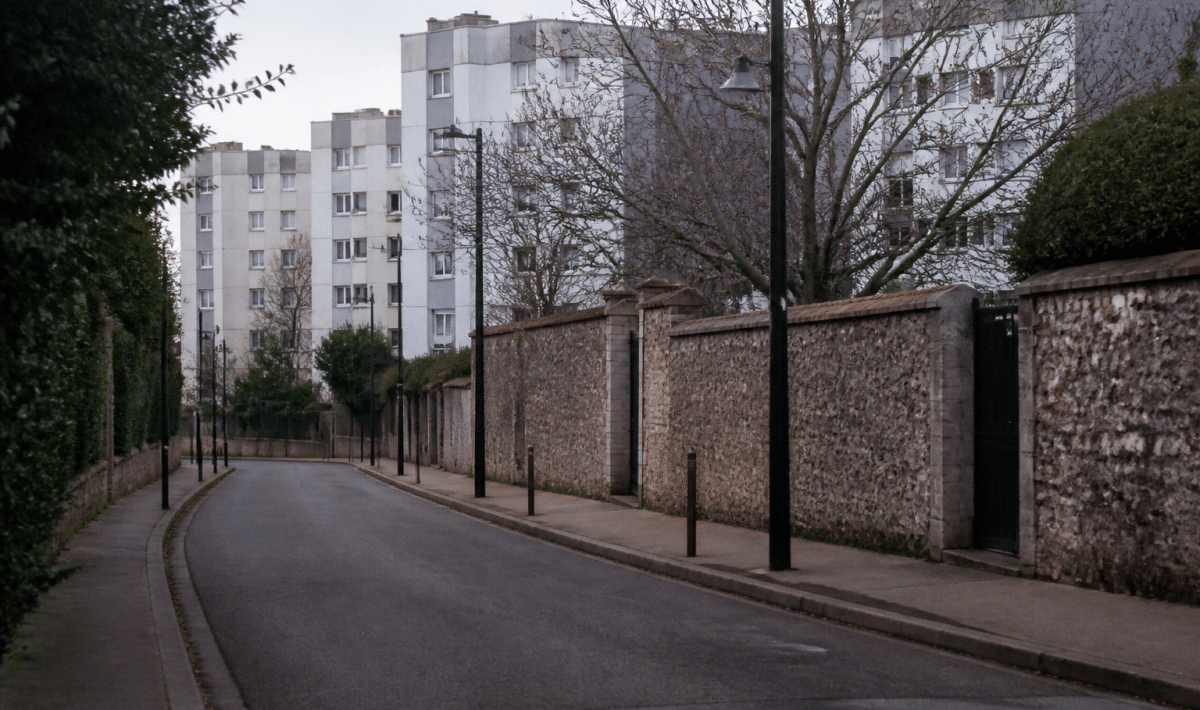Rues desertes de Drancy avec immeubles gris en arriere-plan