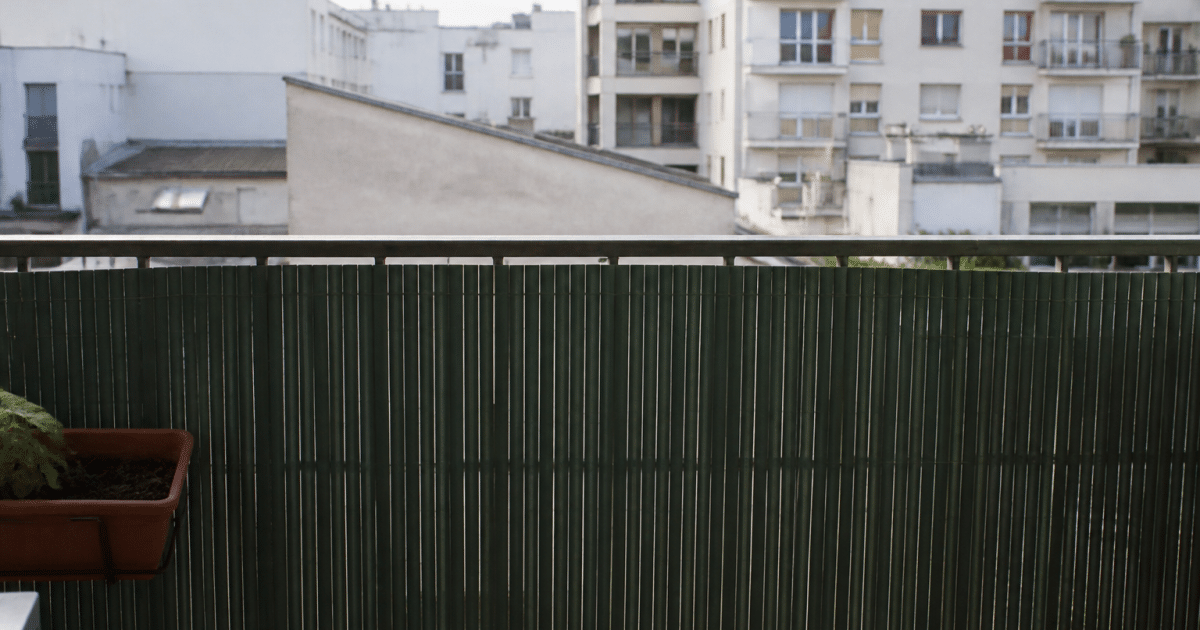 Ecran occultant vertical devant immeuble bloquant vue plongeante