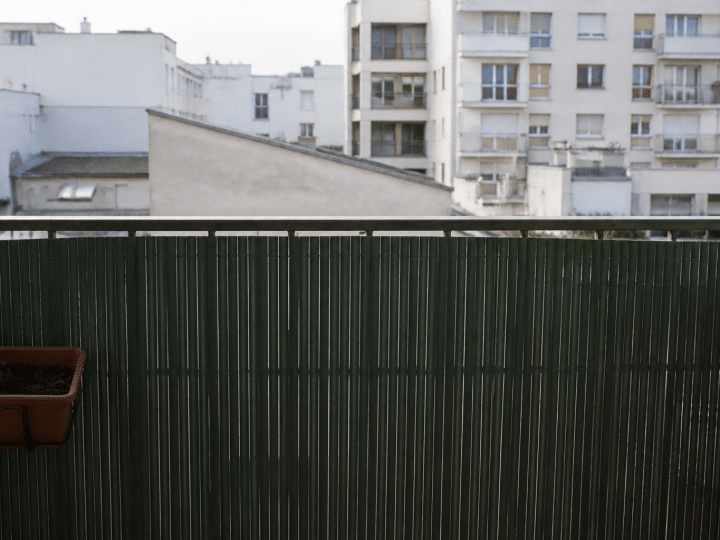 Quelle hauteur de brise-vue pour cacher un vis-à-vis plongeant d&rsquo;immeuble ?