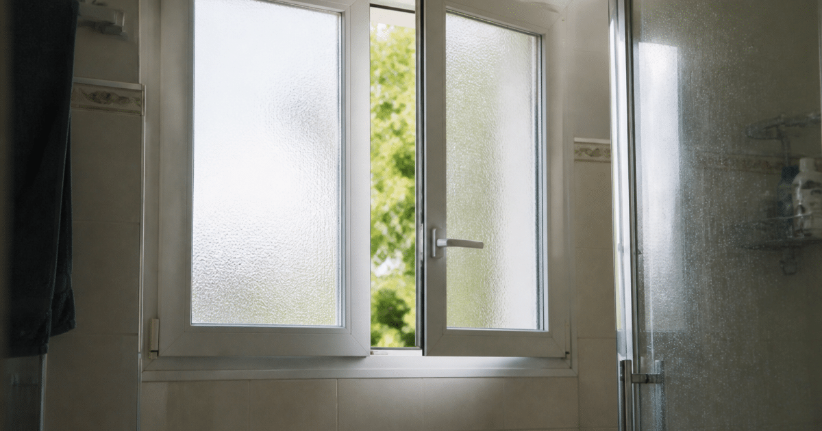 Fenetre ouverte laissant entrer air frais dans salle bain humide
