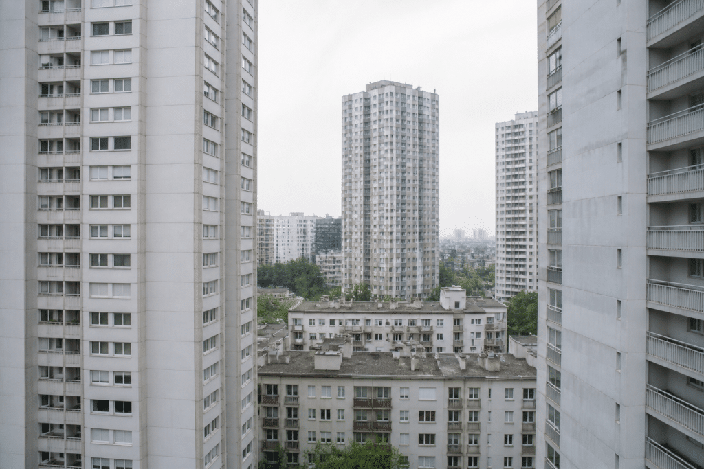 Immeubles collectifs densément construits avec tours résidentielles grises