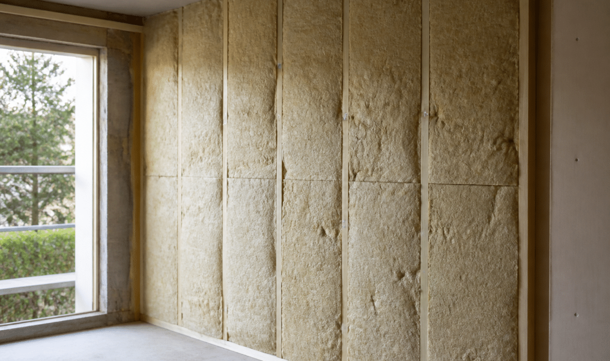 Panneaux isolation laine verre fixés verticalement mur