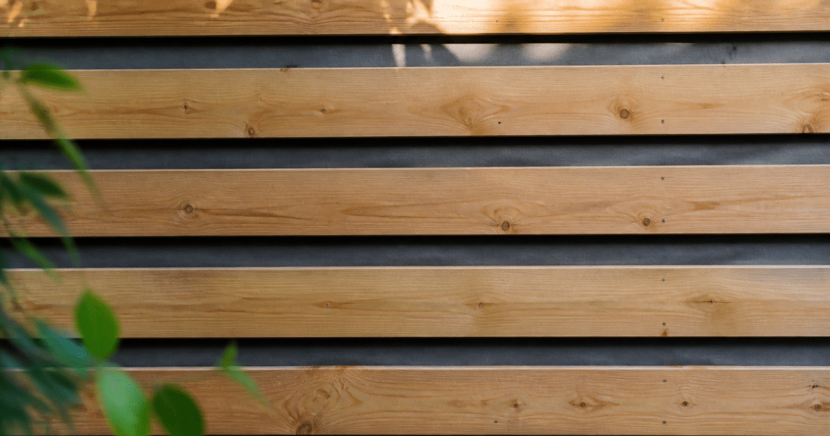 Lames de bois alignees horizontalement sur sous-couche grise