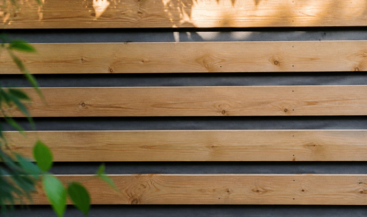 Lames de bois alignees horizontalement sur sous-couche grise