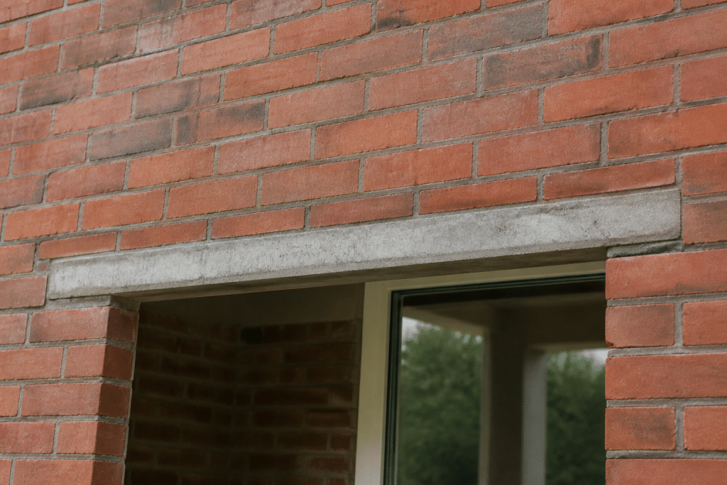 Beton lintel extending beyond window opening edges
