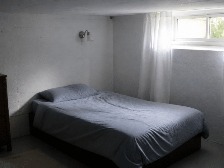 Comment aménager un sous-sol en chambre habitable et confortable