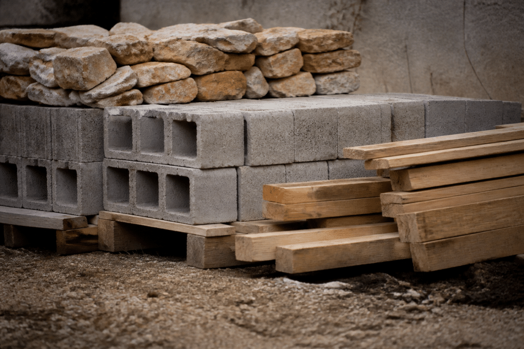 Blocs parpaing, pierre naturelle et bois construction empilés