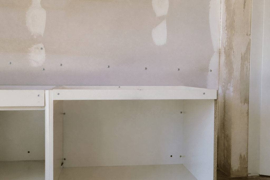 Meuble cuisine fixe avec multiples vis ancrage placo mur