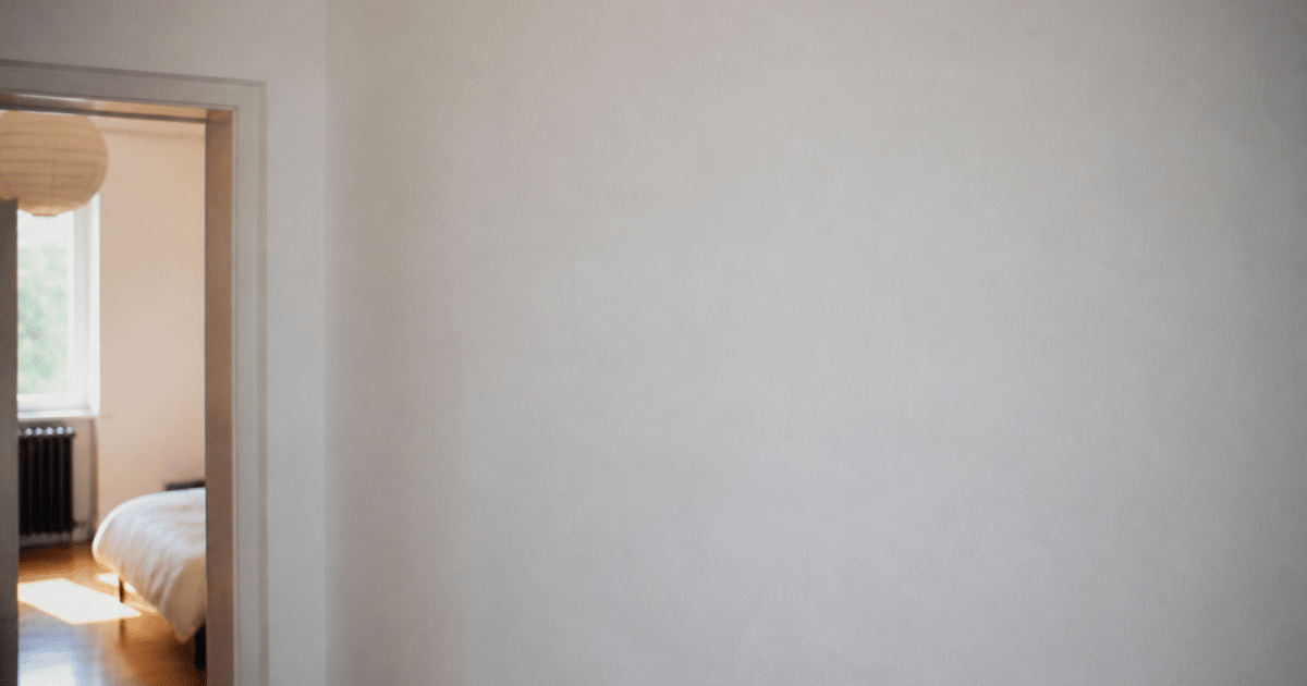 Mur interieur pierre recouverte enduit blanc clair lisse