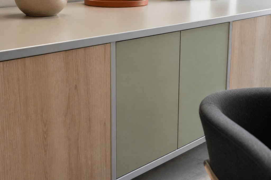 Panneaux MDF avec chants aluminium et portes peintes personnalisees
