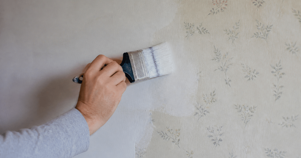 Pinceau appliquant peinture directement sur papier peint mural existant
