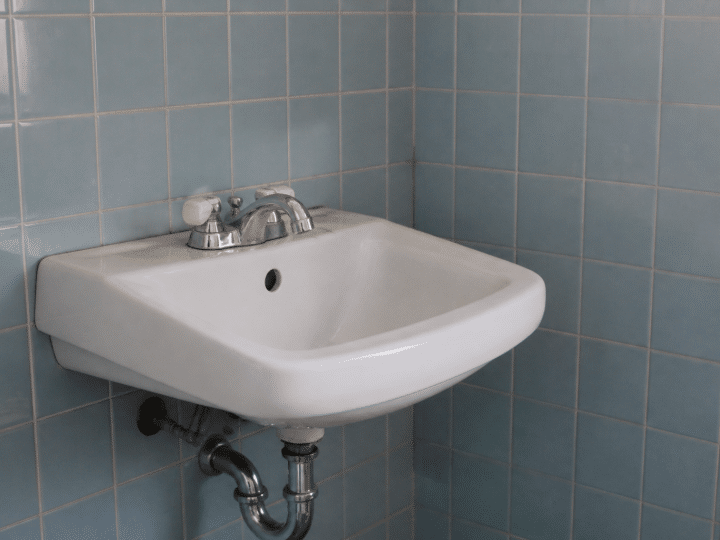Comment aménager une petite salle de bain sans perdre de place