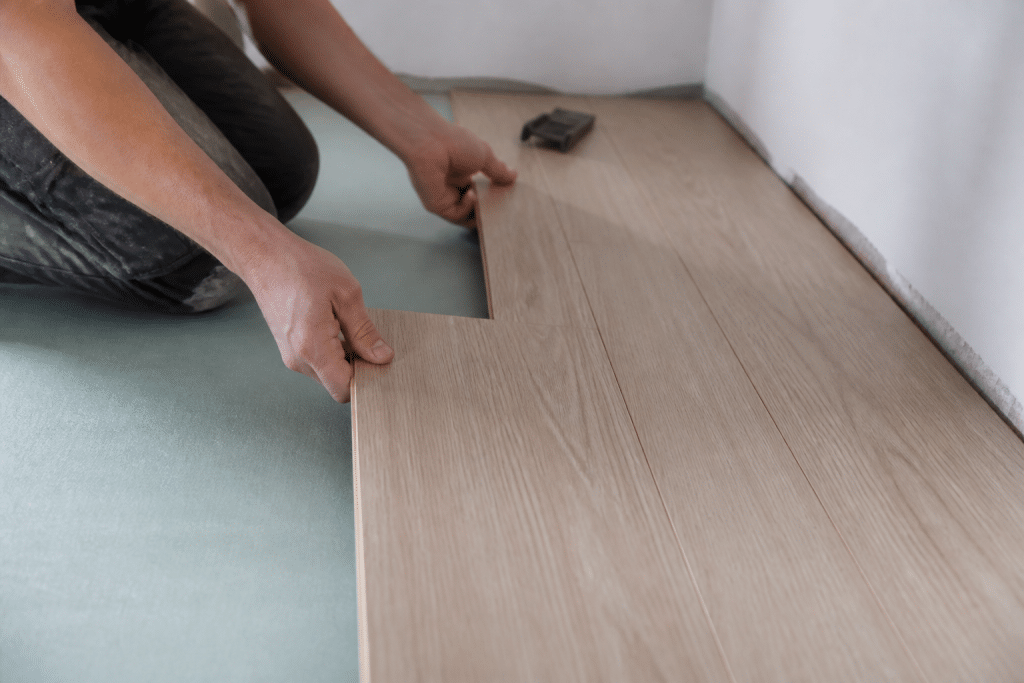 Plan de pose avec lames alignées et découpes bord pièce
