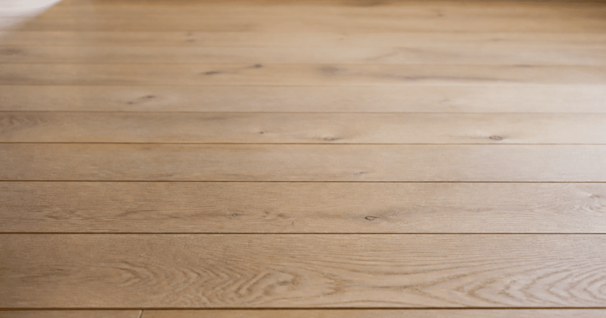 Planches bois alignees horizontalement sur sol interieur