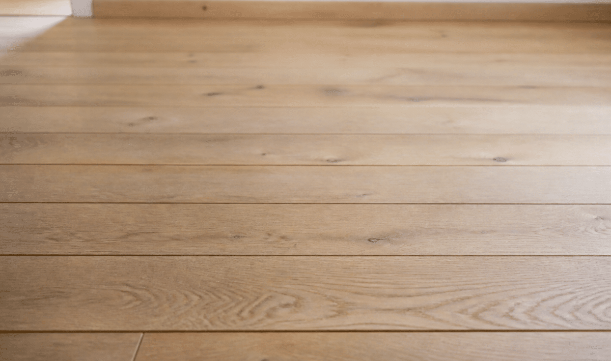 Planches bois alignees horizontalement sur sol interieur