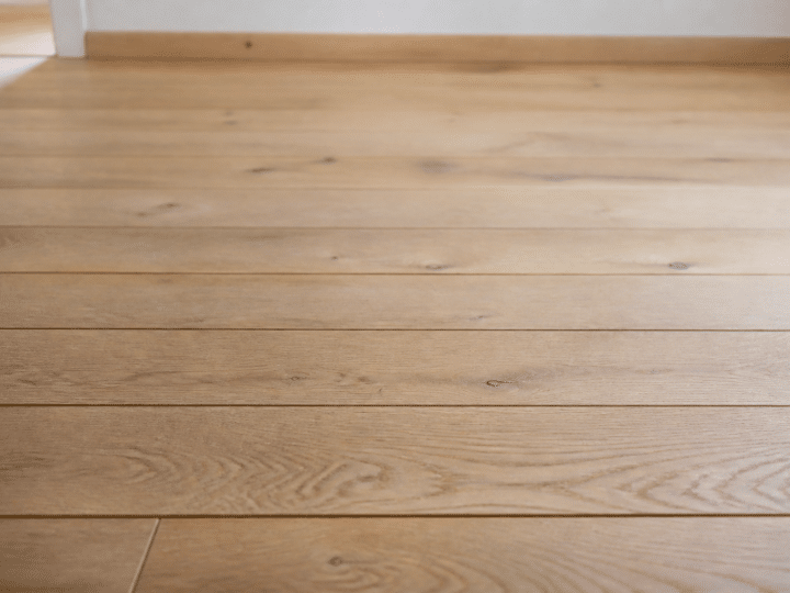 Dans quel sens poser un parquet selon la lumière et la forme de la pièce ?