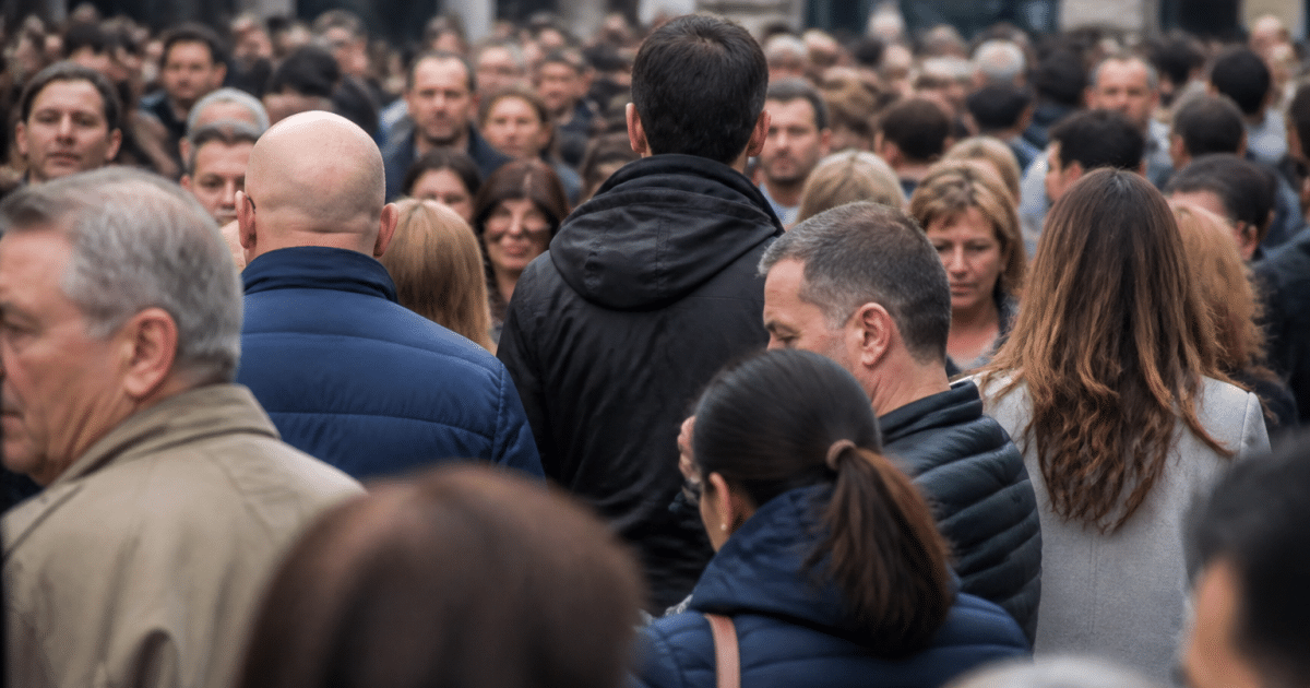 Foule de personnes debout serrees dans rue urbaine