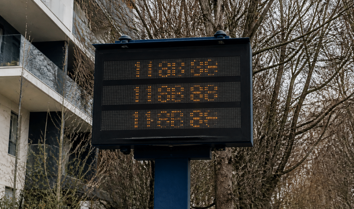 Panneau indicateur affichant chiffres population ville banlieue parisienne
