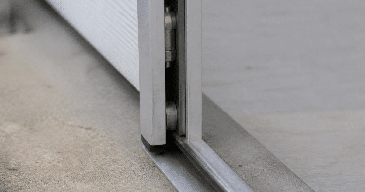 Main guidant rail metallique sur panneau coulissant vertical