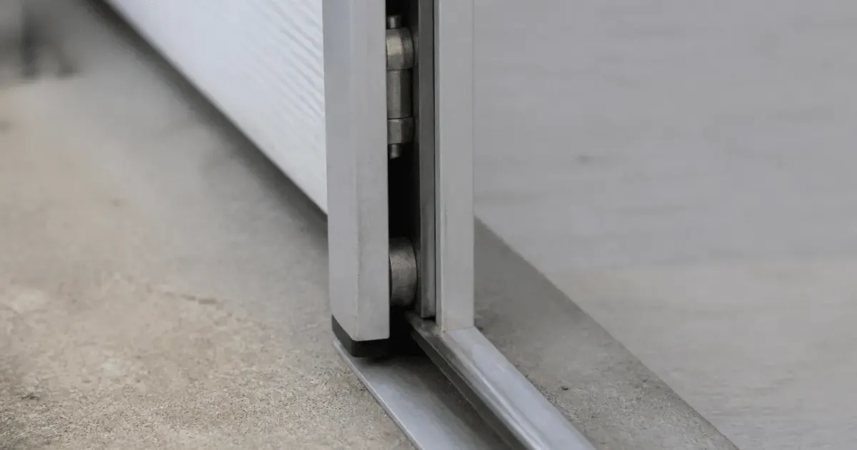 Main guidant rail metallique sur panneau coulissant vertical