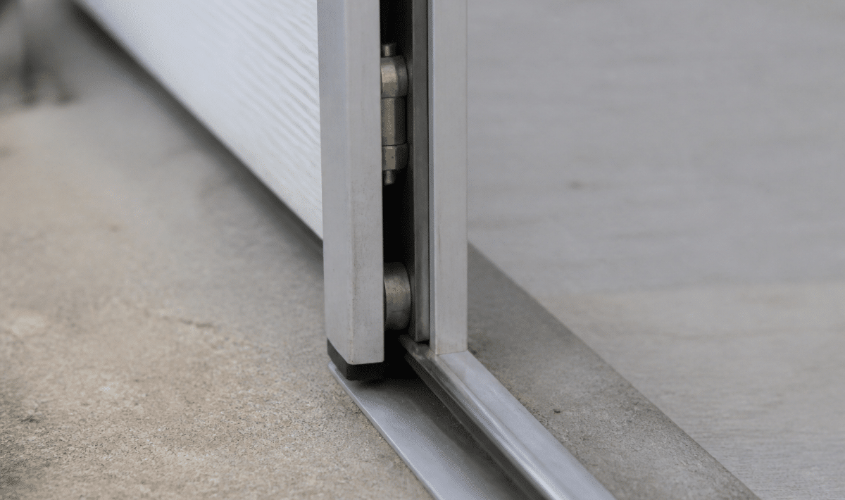 Main guidant rail metallique sur panneau coulissant vertical
