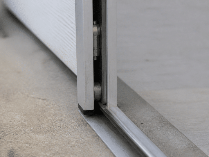 Comment fabriquer une porte coulissante de placard sur mesure ?