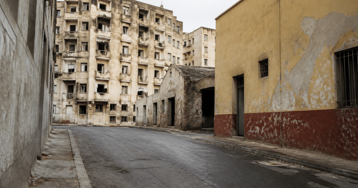 Rue urbaine déserte avec immeubles en arrière-plan terne