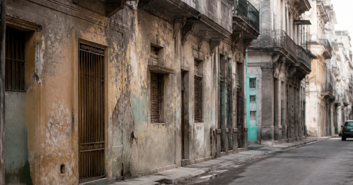 Rue urbaine avec immeubles degrades et facades patinees