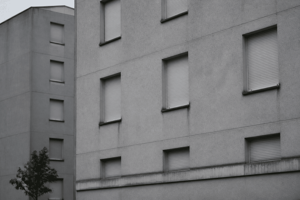 Immeubles résidentiels gris avec fenêtres fermées