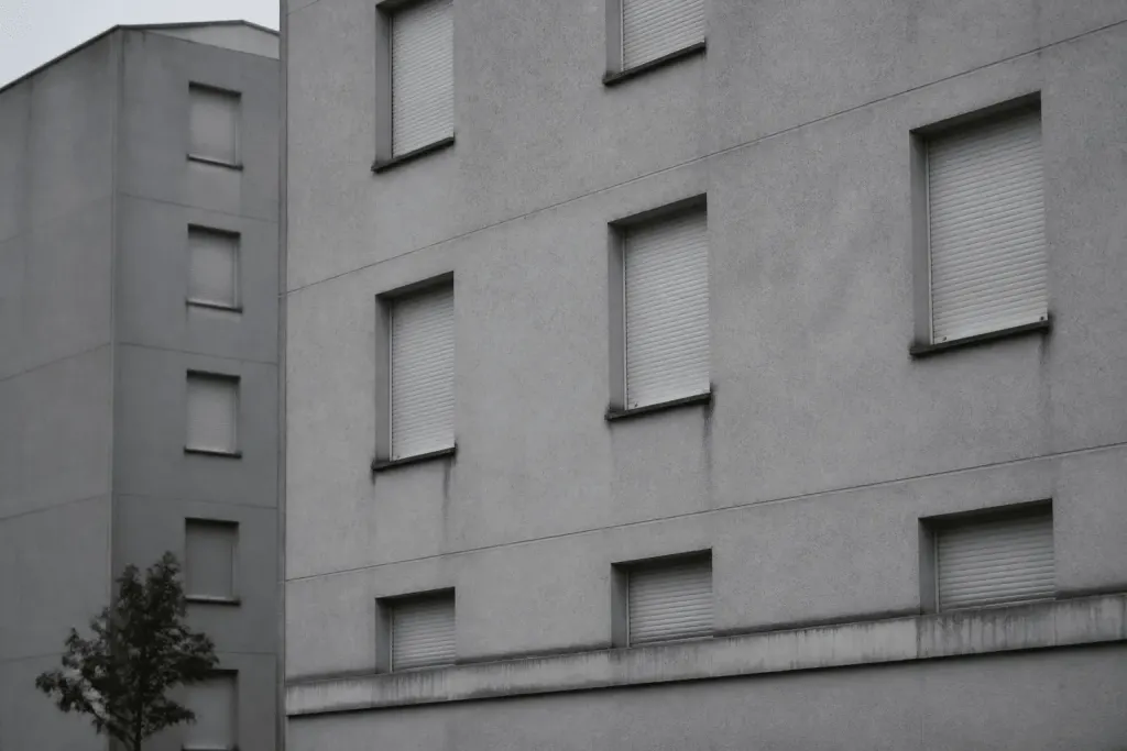 Immeubles résidentiels gris avec fenêtres fermées