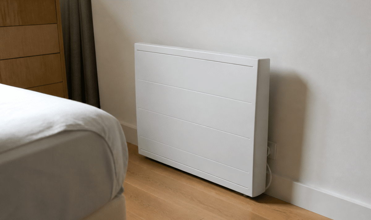 Radiateur électrique blanc posé contre mur chambre