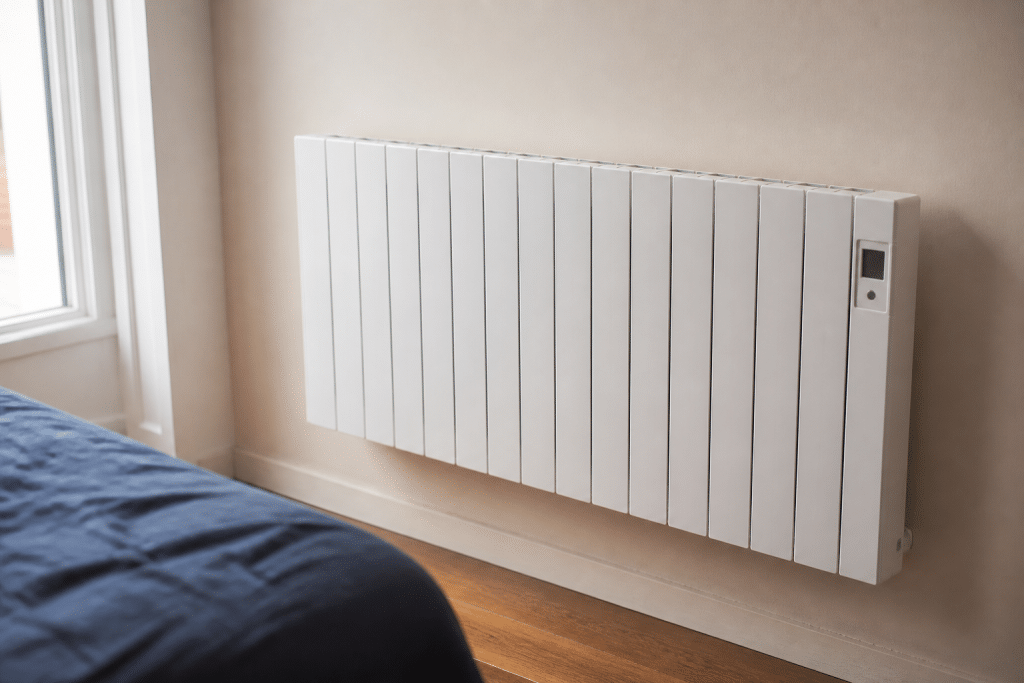 Radiateur mural blanc dans chambre avec thermometre visible
