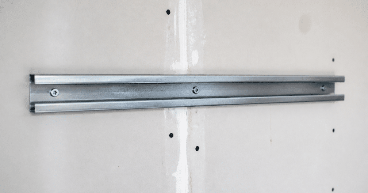 Rail metallique fixe horizontalement sur plaque placo blanche