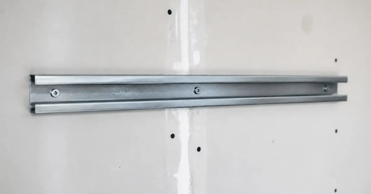 Rail metallique fixe horizontalement sur plaque placo blanche