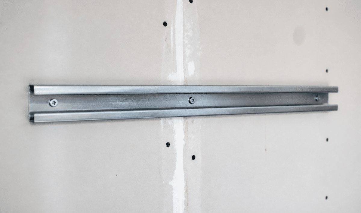 Rail metallique fixe horizontalement sur plaque placo blanche