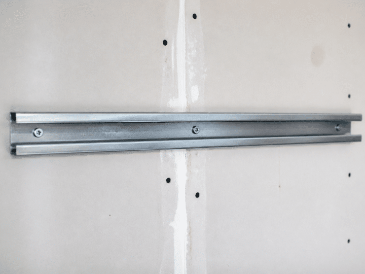 Comment poser un rail de fixation pour meuble haut de cuisine sur placo ?