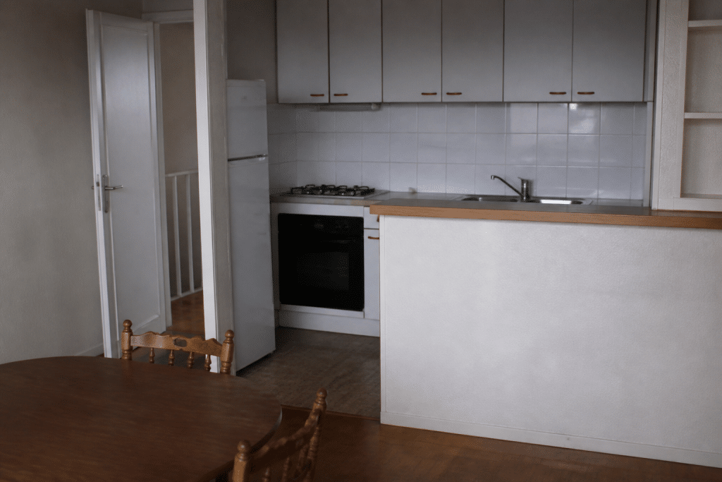 Cuisine equipee et meubles dans ancien appartement a vendre