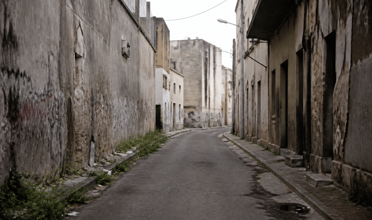 Rue déserte avec immeubles dégradés et graffitis visibles